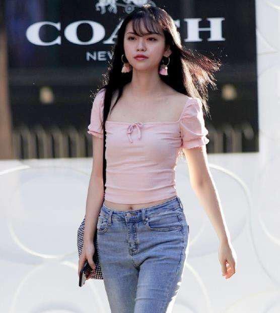  牛仔外套|街拍：吊带衣裙，彰显出女人独特的娇艳美