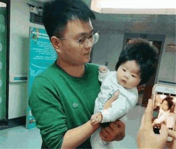 路人|两岁宝宝成“万人迷”,路人纷纷拿手机拍照,这发量太让人羡慕