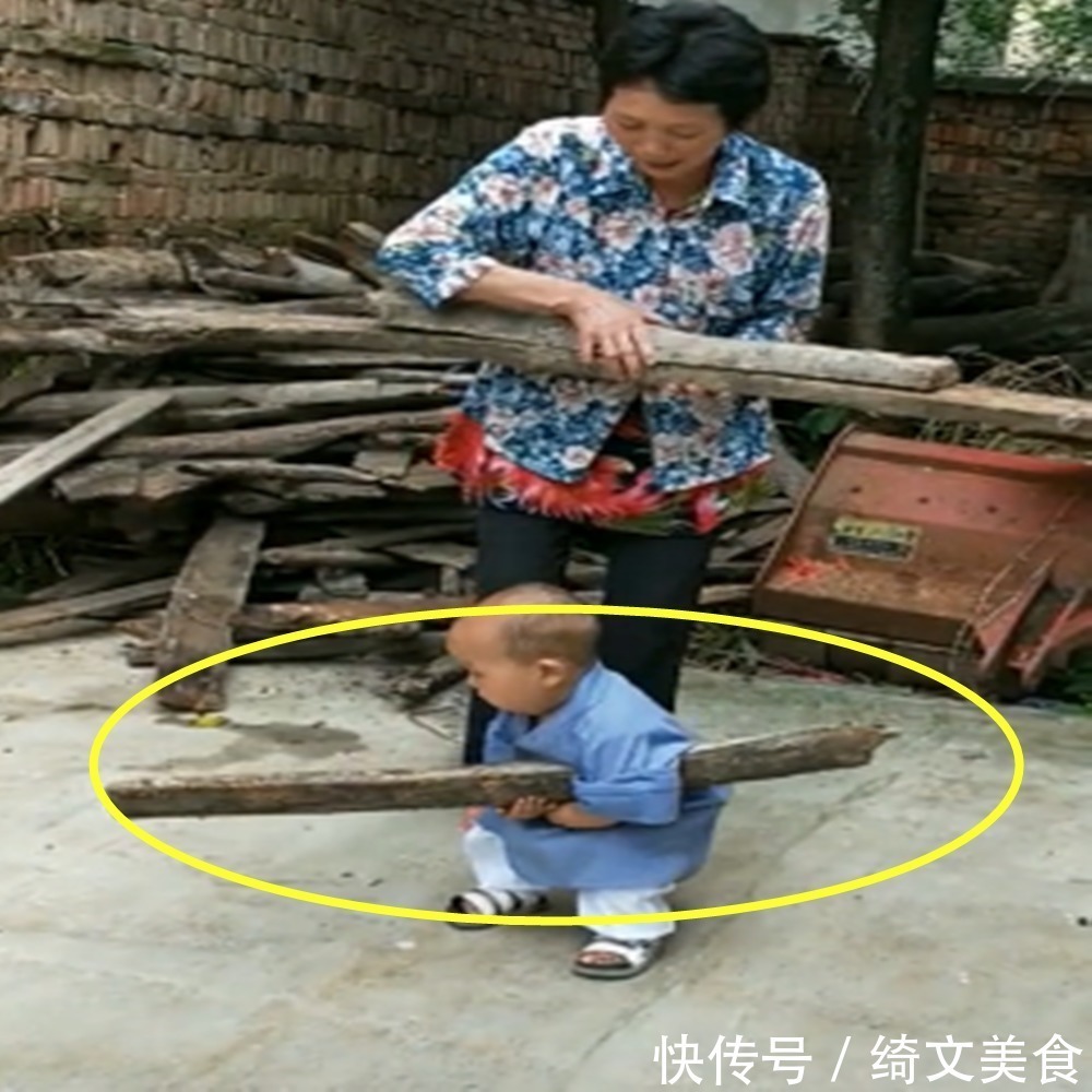 木头|一岁宝宝帮奶奶搬木头,接下来发生的一幕,把奶奶逗的哈哈大笑