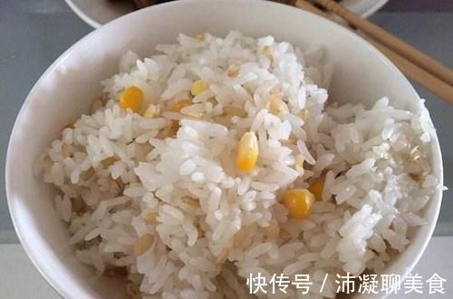 煮米饭时，别只知道放清水！再加这两样，米饭又香又软，颗颗饱满