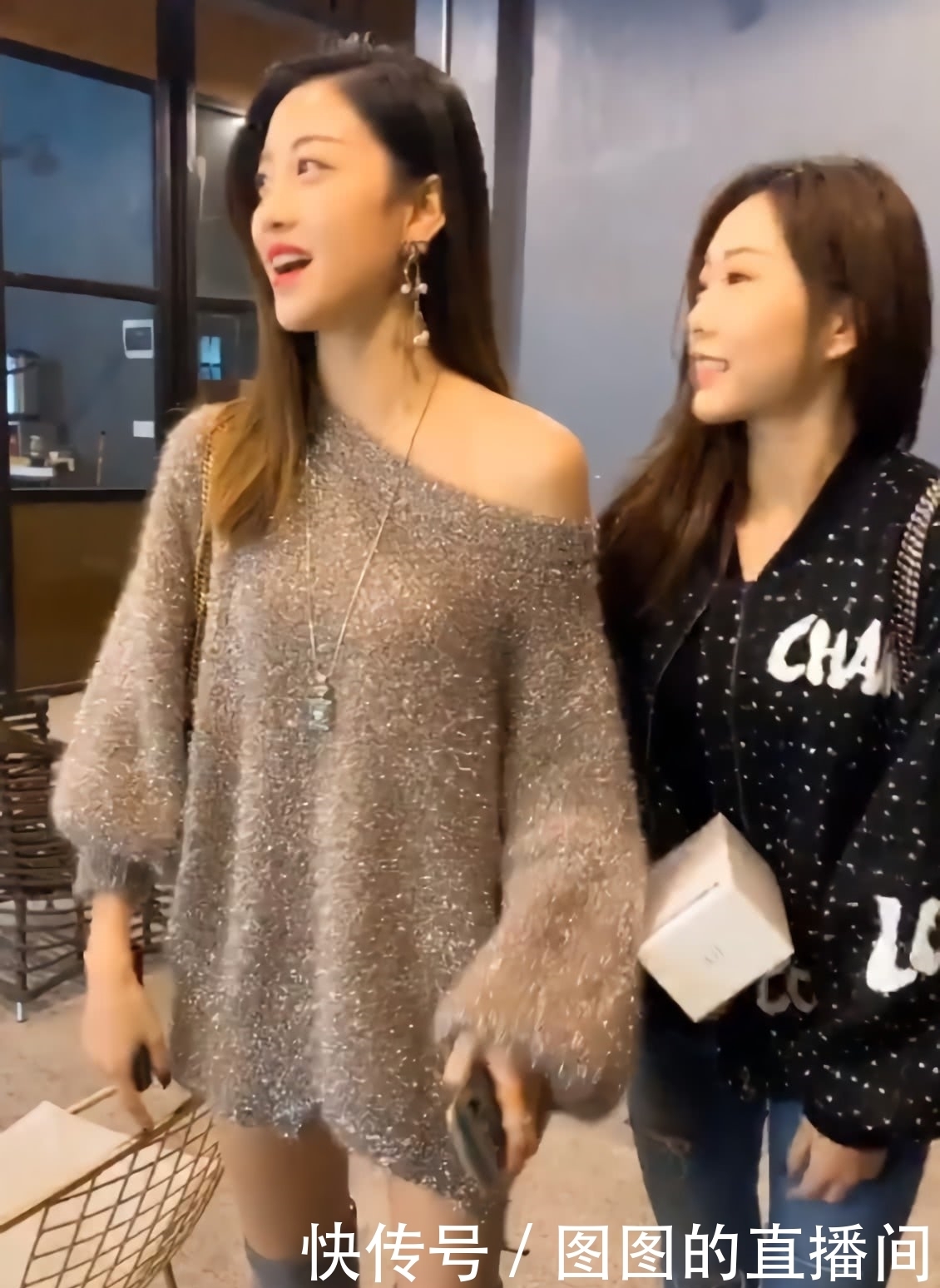 美女|美女穿短裤秀腿,却被穿牛仔裤的闺蜜抢镜了,“冬瓜腿”更吸引人