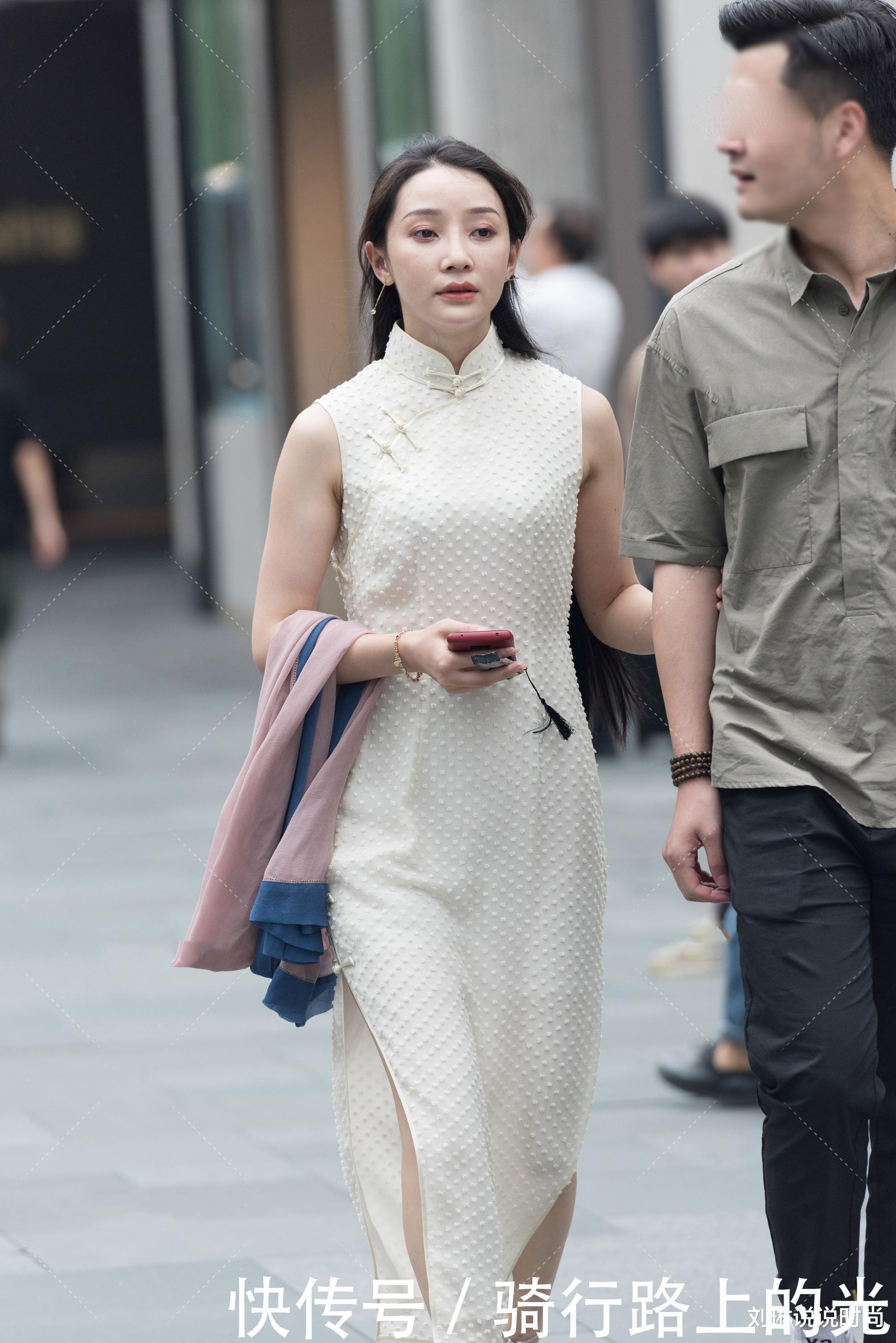 露肩|“露肩”的米黄色旗袍展现古风美女的气质,亚麻材质让衣服更加有魅力