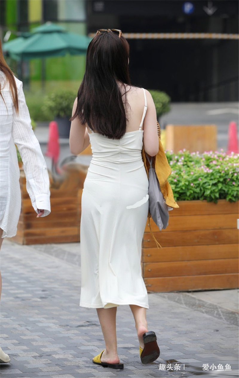 街拍|街拍小姐姐一袭吊带修身裙,丝滑贴肤很清爽,仙气十足太美了