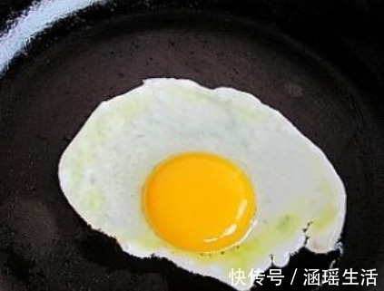 优质蛋白|煎荷包蛋，热油下锅还是冷油下锅都错了，学会一招鸡蛋嫩滑完整