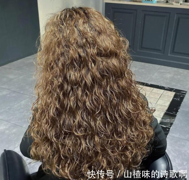 2020秋冬流行全头烫发型20款,蓬松保暖又洋气,你烫同款了吗