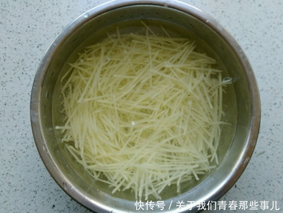 凉拌土豆丝,直接焯水是大错!多做2步,土豆丝洁白脆爽,更入味