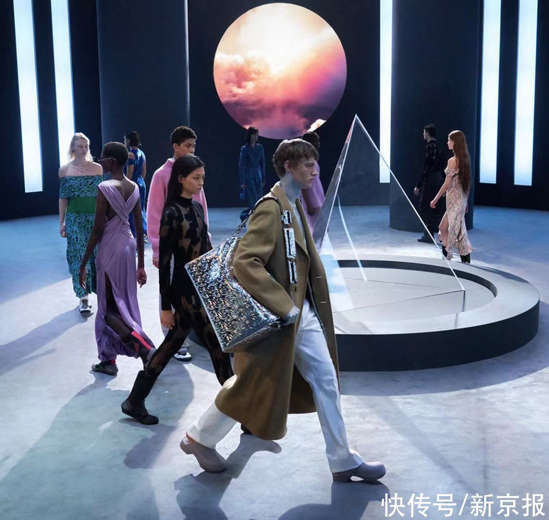 跟着米兰时装周学穿衣——华丽大地、浪漫复古、未来黑白