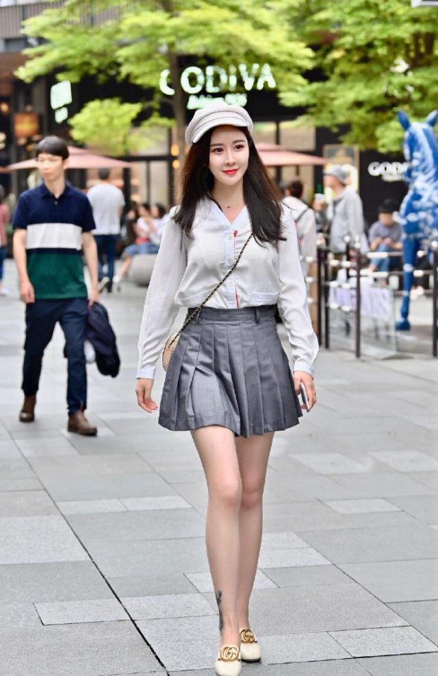 亭亭玉立|街拍:有点可爱又有着好身材的女孩,亭亭玉立,美感十足