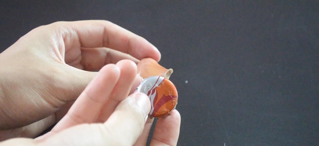 大蒜去皮不用手抠, 一个啤酒瓶盖就能搞定, 1分钟能剥一大碗