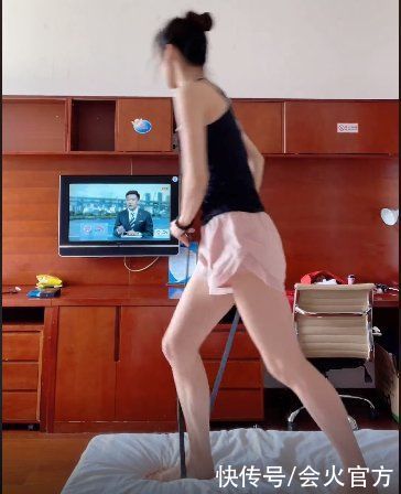 大长腿|蹦床女神刘灵玲晒日常，穿背心短裤在床上拉伸，肌肉紧实四肢有力