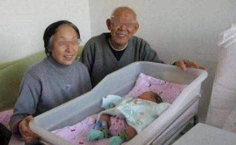 弟弟|“弟弟我养,那我儿子谁养”,大女儿绝望质问,却被父母无情嘲讽