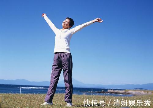 养护|家里的老年人注意：日常做好4件事，养护好双腿，延缓衰老