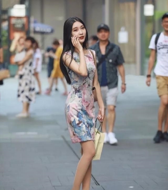 姑娘美得清新脱俗,穿旗袍尽显高贵与优雅,肤白貌美太迷人