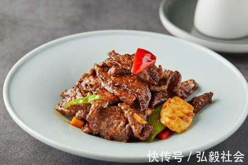 洋葱|炒猪肝不可直接下锅，少做了一步，难怪又腥又老，吃着黏糊糊的