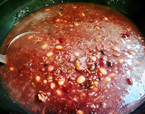  熬腊八粥有很多讲究，牢记3个小窍门，腊八粥香浓软糯，美味好喝！