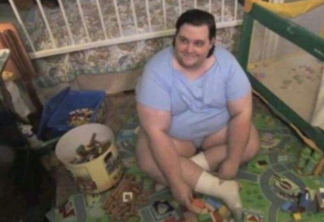 巨婴|33岁“巨婴男孩”,吃饭要喂睡觉要哄,父母照顾下拒绝长大