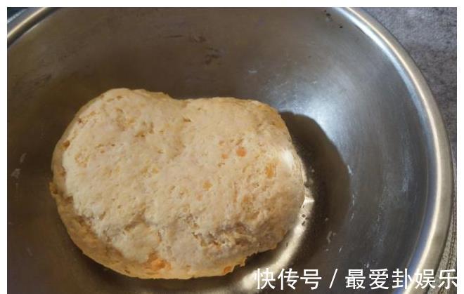 吃法|红薯改良新吃法,表面金黄松软香甜,一个平底锅就能做好