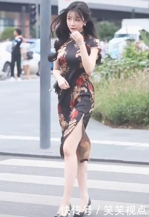 女孩的“梨形身材”完美诠释旗袍的美，走在街上，回头率百分百