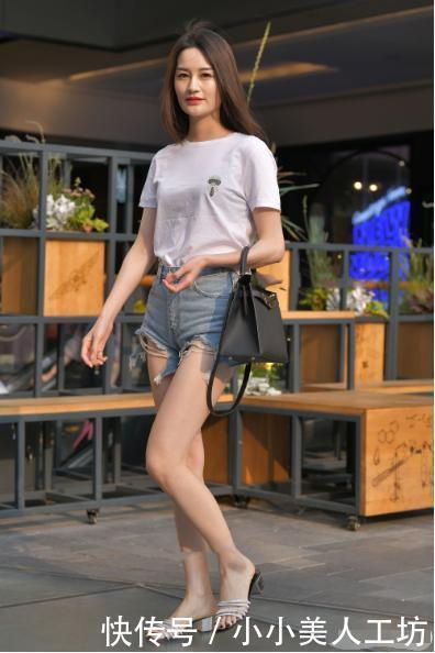 白色T恤搭配牛仔短裤,简单大方,青春活跃