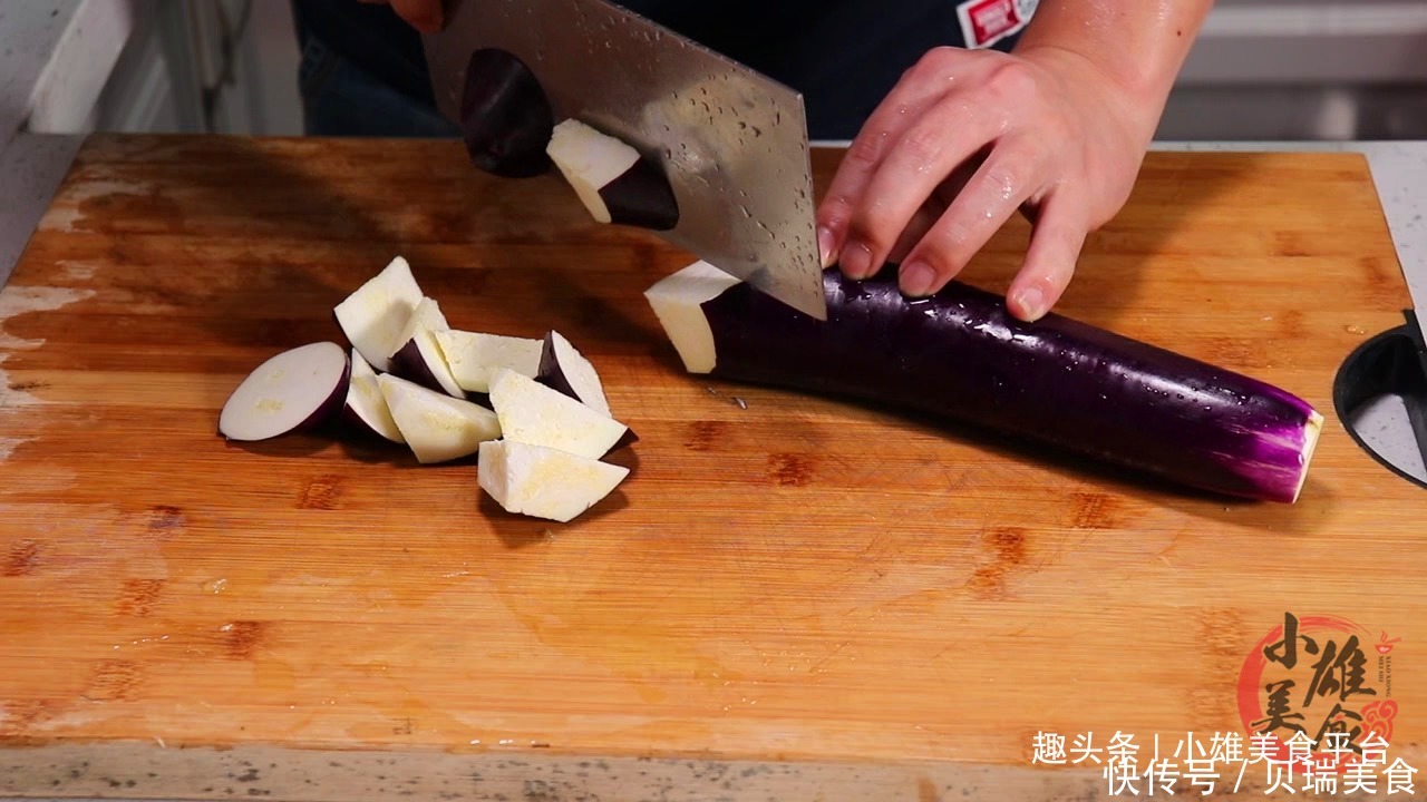 家常菜|烧茄子直接下锅炒是“大忌”难怪茄子费油!多一步,少油好吃