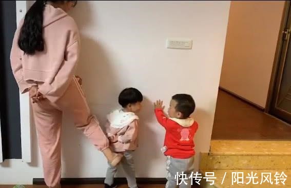 粑粑|“没地位宝妈”带娃罚站火了,萌娃粑粑,我妈就是这样撩仔的