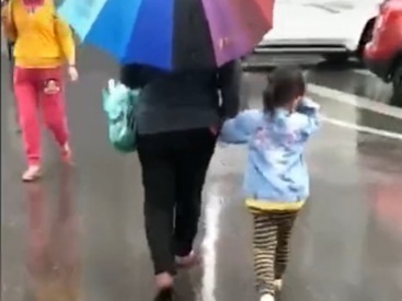 孙女|下雨了,奶奶特意带把大伞接孙女放学,但是“打开方式”好像不对