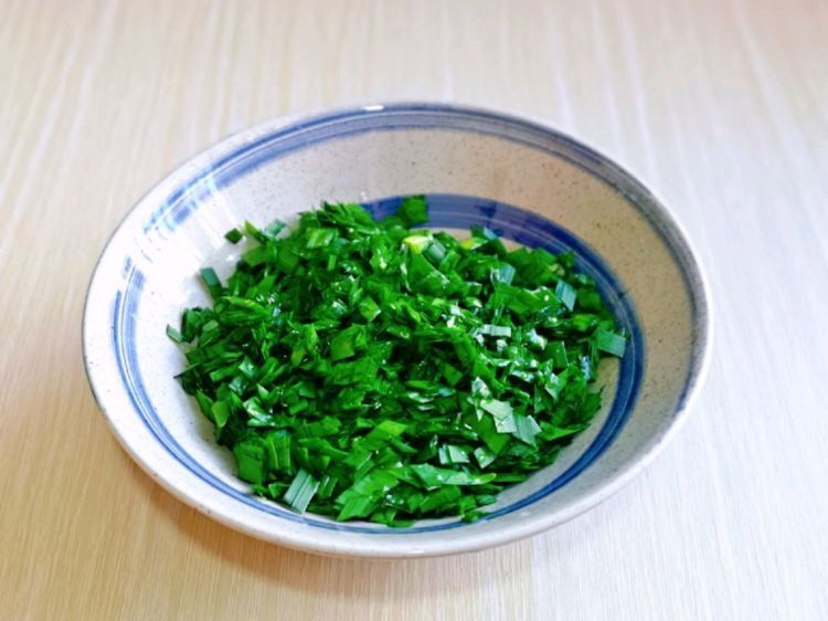 做韭菜盒子的时候加点虾皮和香干,味道太鲜美了,真过瘾