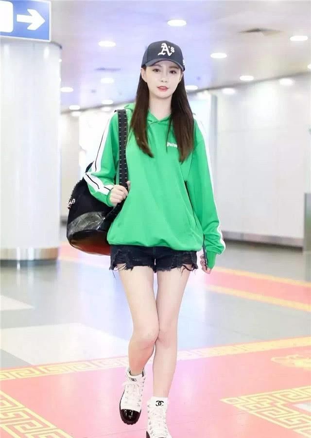 卫衣下面尽量别配小黑裤了今年明星都在这样穿,这也太时髦了吧