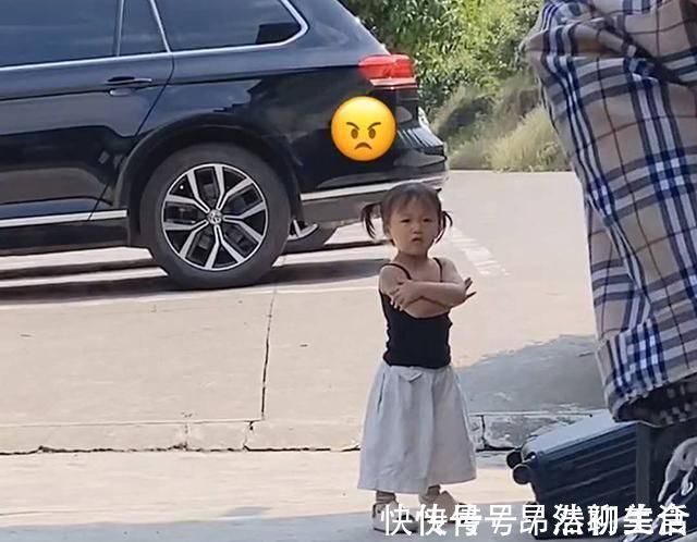 亲子关系|妈妈带女儿迎接爸爸回家,夫妻相见,卿卿我我,女儿打翻了醋坛子