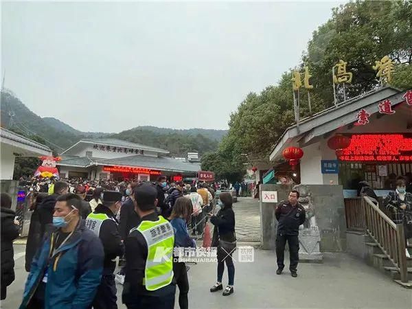 中年|4:30杭州北高峰索道已??排起长队，灵隐路热闹成“深红色”