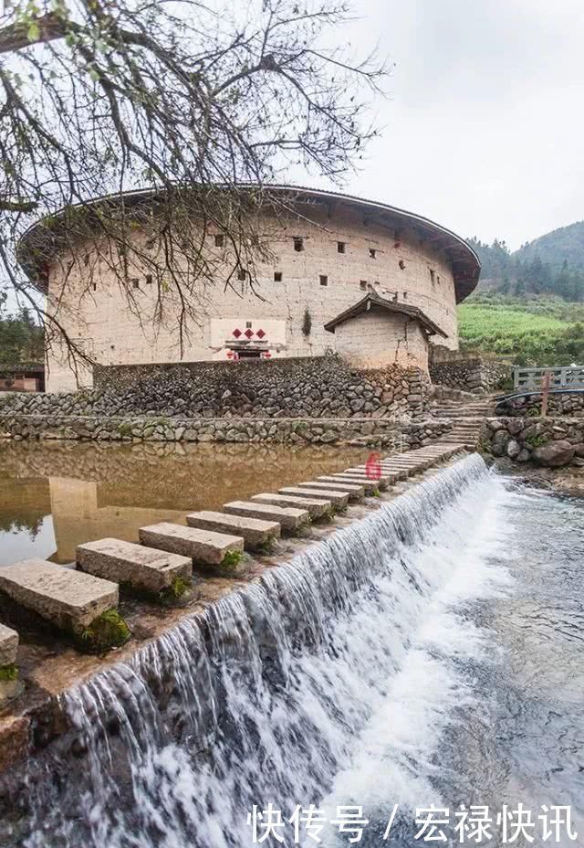 这座700年土楼，廊柱居然东歪西斜，第5层还用于放棺木