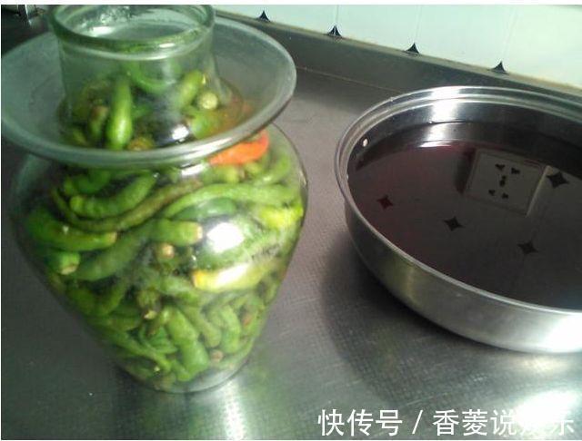 青辣椒|婆婆把青辣椒塞进坛子里，不放一滴水，一周后全家抢着吃