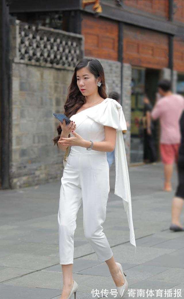 搭配 美丽自信的瑜伽裤穿搭增添女神气质,显得性感动人,淡雅大方