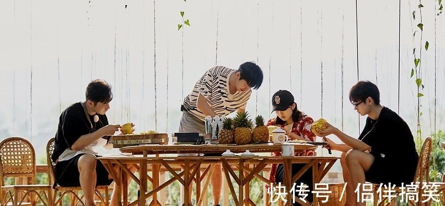 導演|《向往的生活》，是黃磊發起的，找到王征宇導演，拉了何老師一起