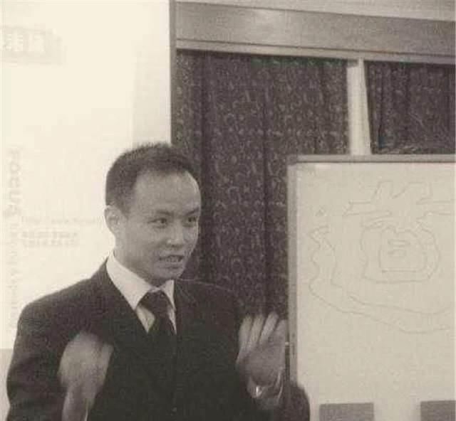 鬼才乐嘉：被“封杀”5年后，住豪宅开豪车养名犬，比以前更潇洒