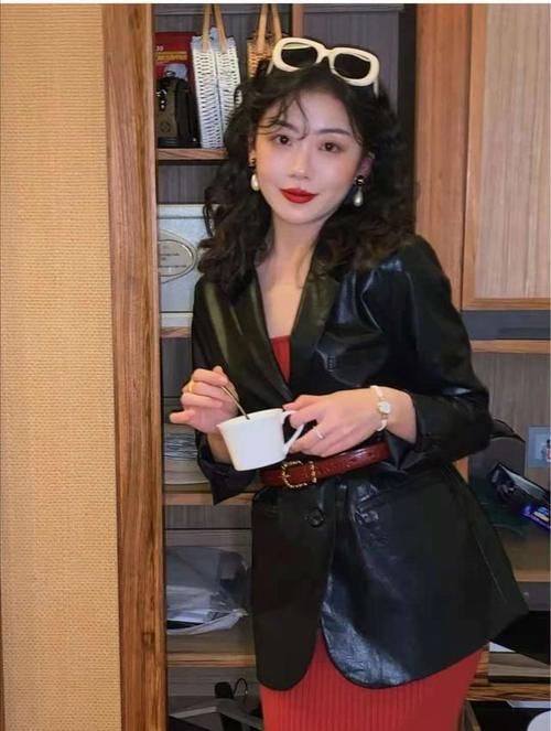 粉色针织衫+蓝色半身裙，一红一蓝的最佳CP组合，更加高贵典雅