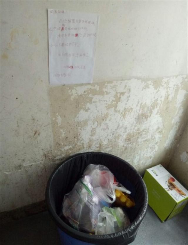 垃圾桶|6岁男孩扔垃圾给保洁阿姨留下一张字条,看清内容后:有教养的娃