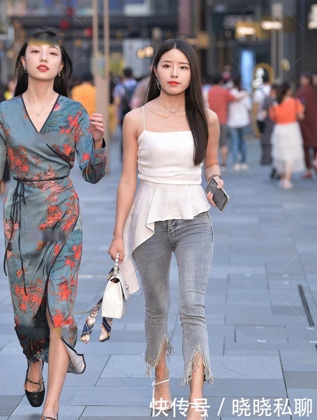 高跟鞋|白色上衣搭配浅色牛仔裤,甜美可爱,时尚不过时
