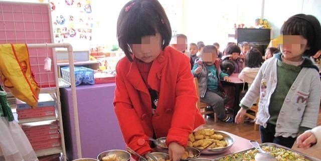 莉莉|女儿总夸幼儿园饭菜香,每顿吃俩大碗,看到午餐照后妈妈备受打击