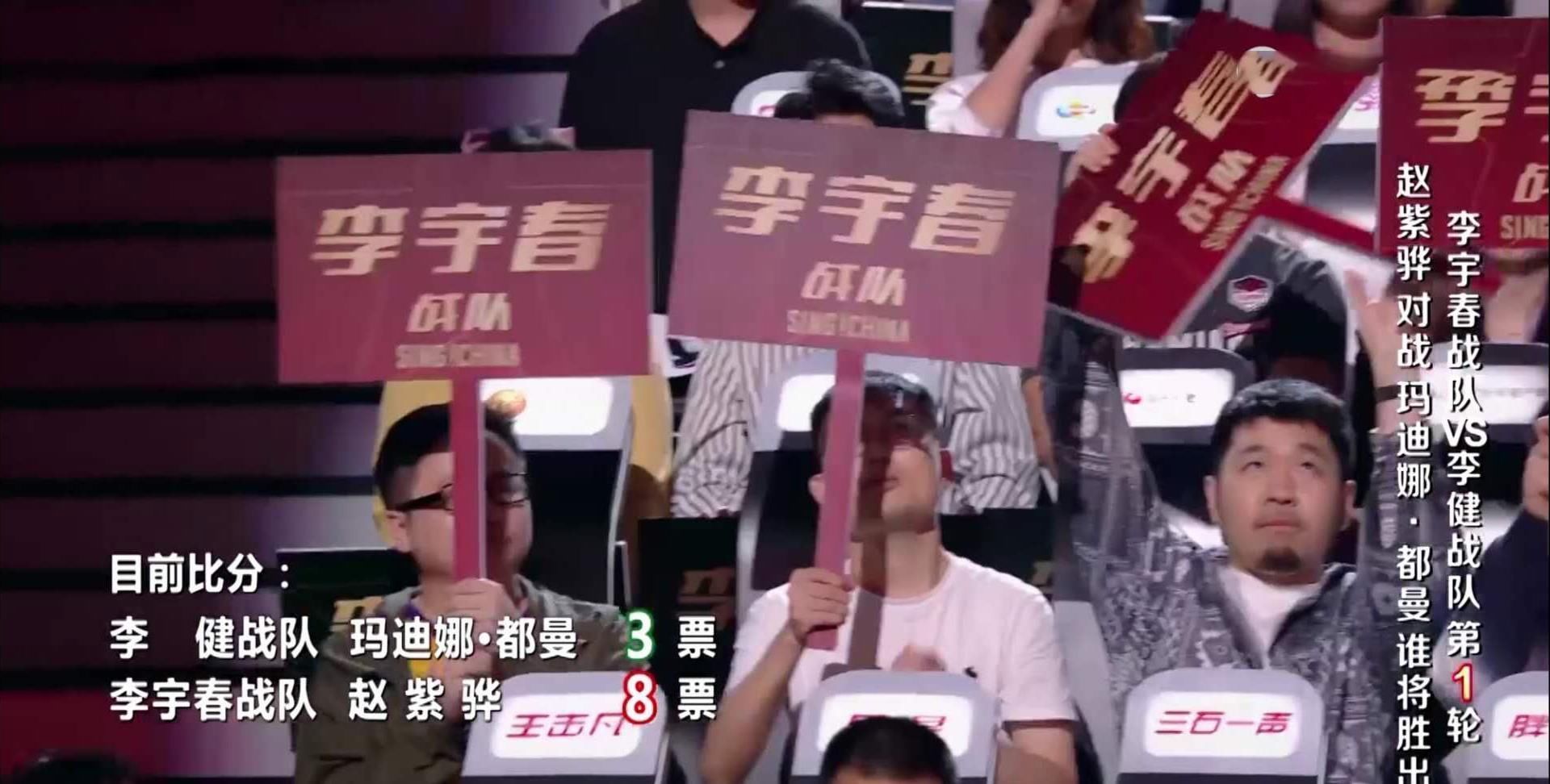 动作 好声音首轮2排评委投完票,有谁注意李健老师的动作难以置信