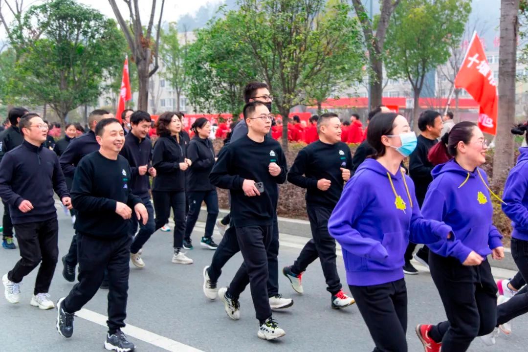 市城管执法委系统参与十堰市第29届健康跑