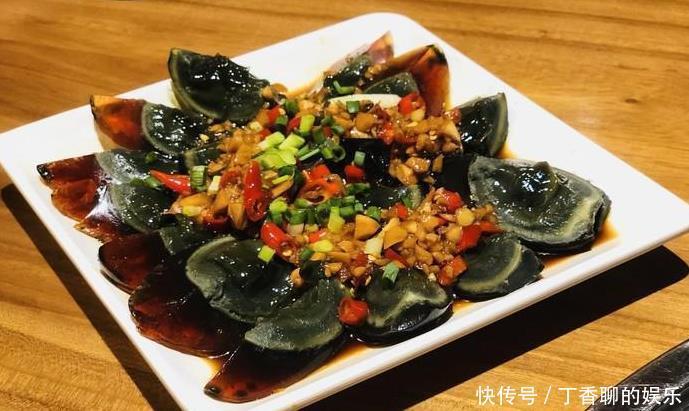 做凉拌皮蛋时,调料别弄错,有3种调料不可少,吃着不涩口香喷喷