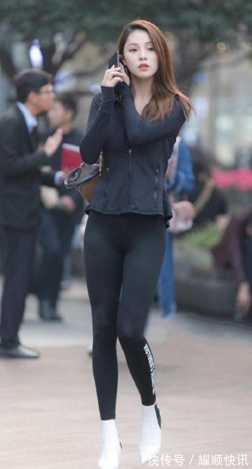 高跟鞋|黑白搭配效果如何,“鞋子”颜色好像牛奶乳,这种穿搭头一回见