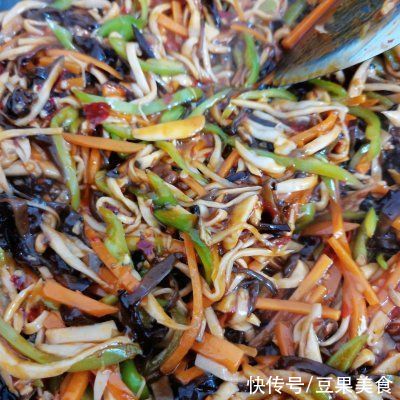 这道鱼香杏鲍菇一上桌，全家都爱吃