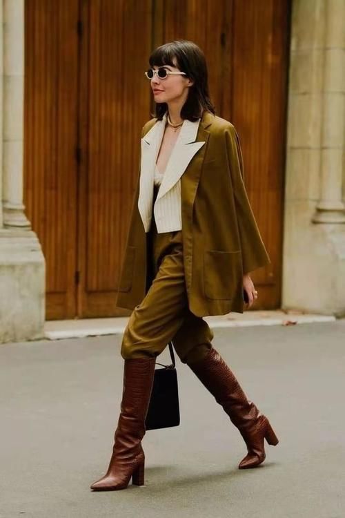 怪不得女人都不穿小白鞋了,今年流行“彩色靴”,时髦显高又耐脏