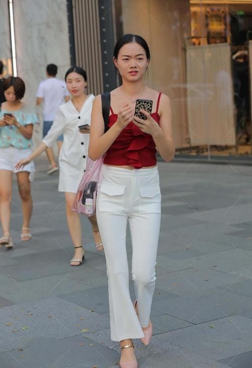 喇叭裤加短款背心,红与白的相撞,展现优雅高贵