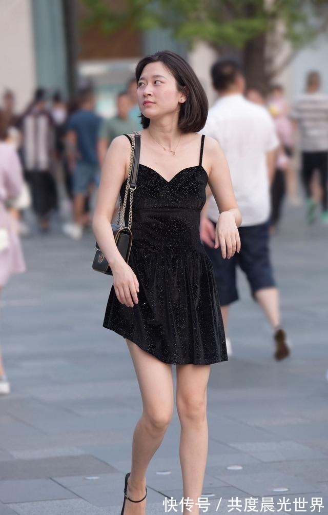 大秀场 女生一定要为自己准备一条小黑裙,因为它可以让你更优雅、更精致!