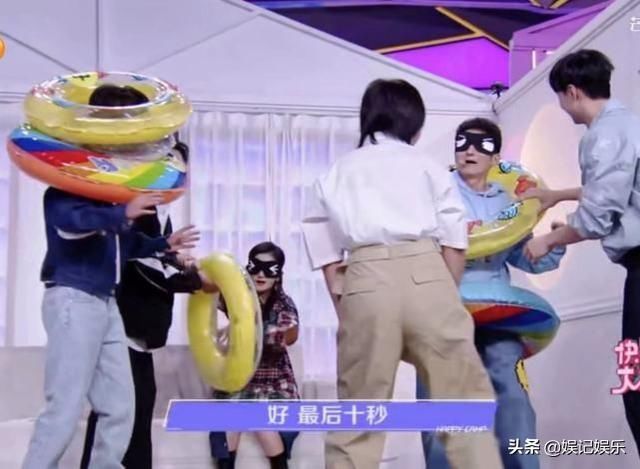 真怀了?谢娜玩游戏全程坐着,特殊待遇很明显,嘉宾也不敢靠近