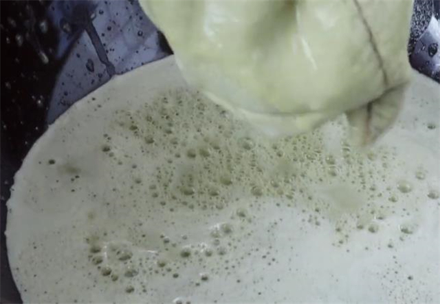 凉粉|教你在家用绿豆做凉粉，清凉劲道爽滑，做法简单，学会不用出去吃