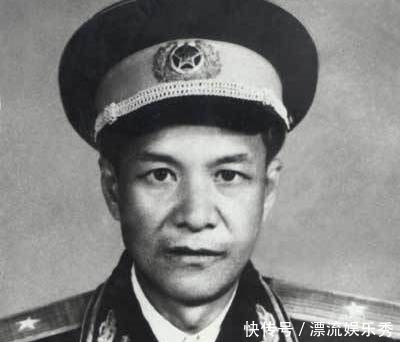 他毕业于军事学院,41岁被授少将,53岁任广